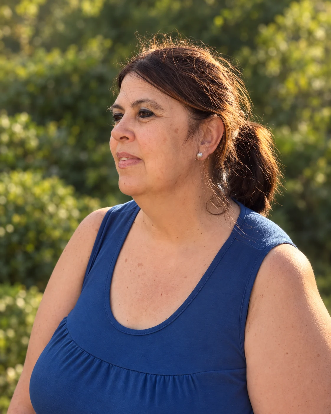 Marie-Ange Garcia, en extérieur devant un fond végétal
